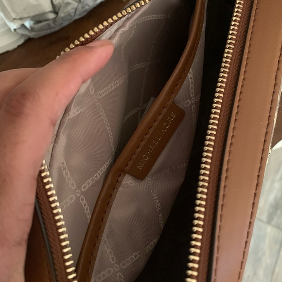 New Mk jet set large EW crossbody ♥️ - Picture 6 of 8